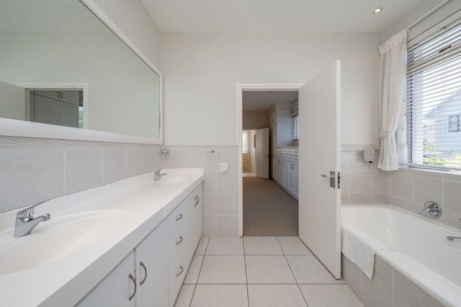 5 Bedroom Property for Sale in Signal Hill Western Cape